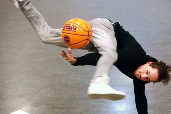 Freestyle basketballer
