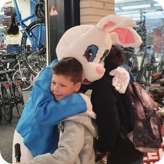 Paashaas Met Wandelend Ei